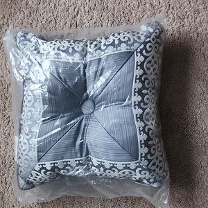 J. Queen 18' square pillow